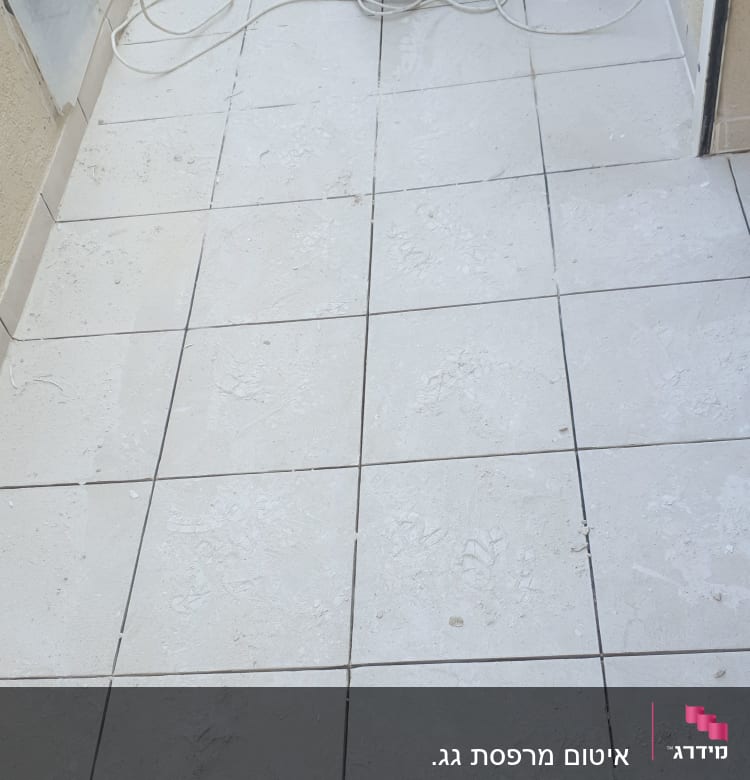 אדם יושב על רצפה ומבצע איטום עם כלי עבודה